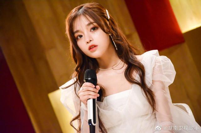Huang Xiaoyun will sing Zhang Jingying“s golden song, but the two “Singer“  journeys are quite different | Luju Bar